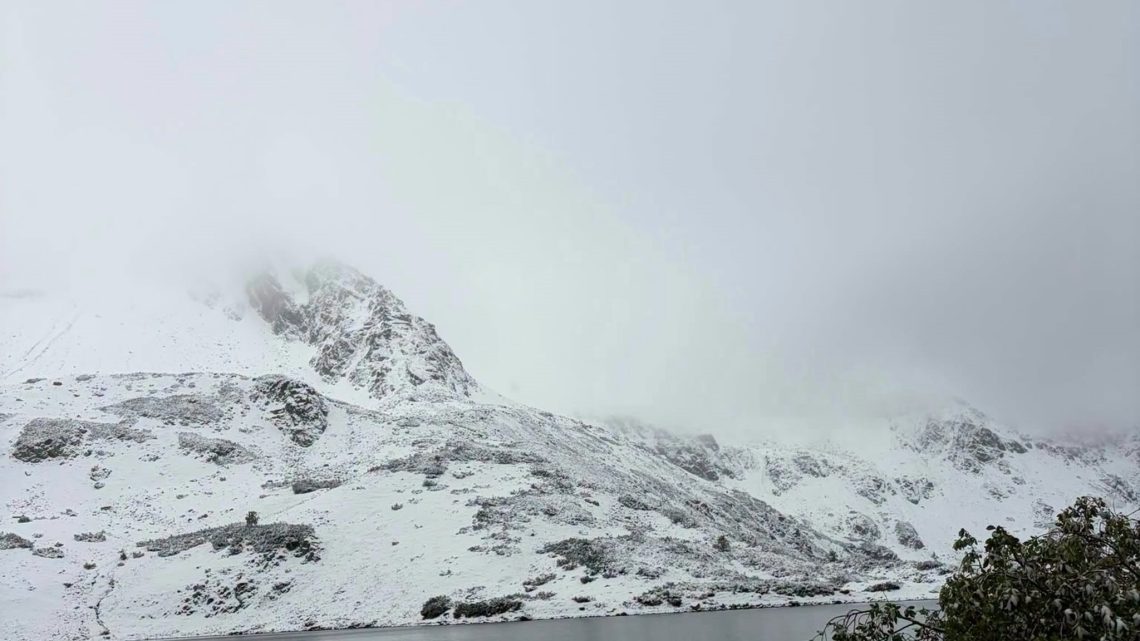 Zima wróciła w Tatry. TOPR ostrzega turystów.