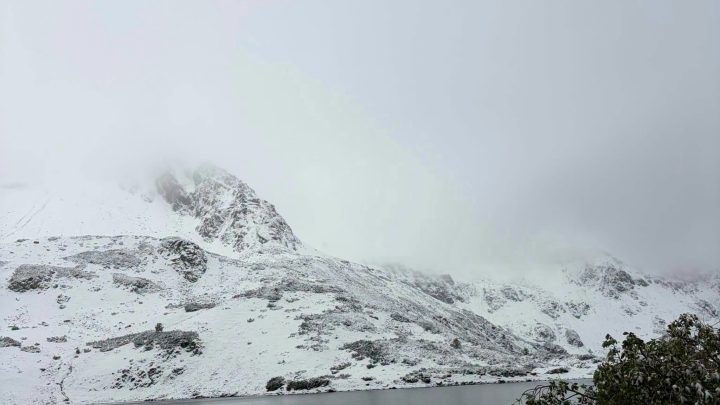 Zima wróciła w Tatry. TOPR ostrzega turystów.