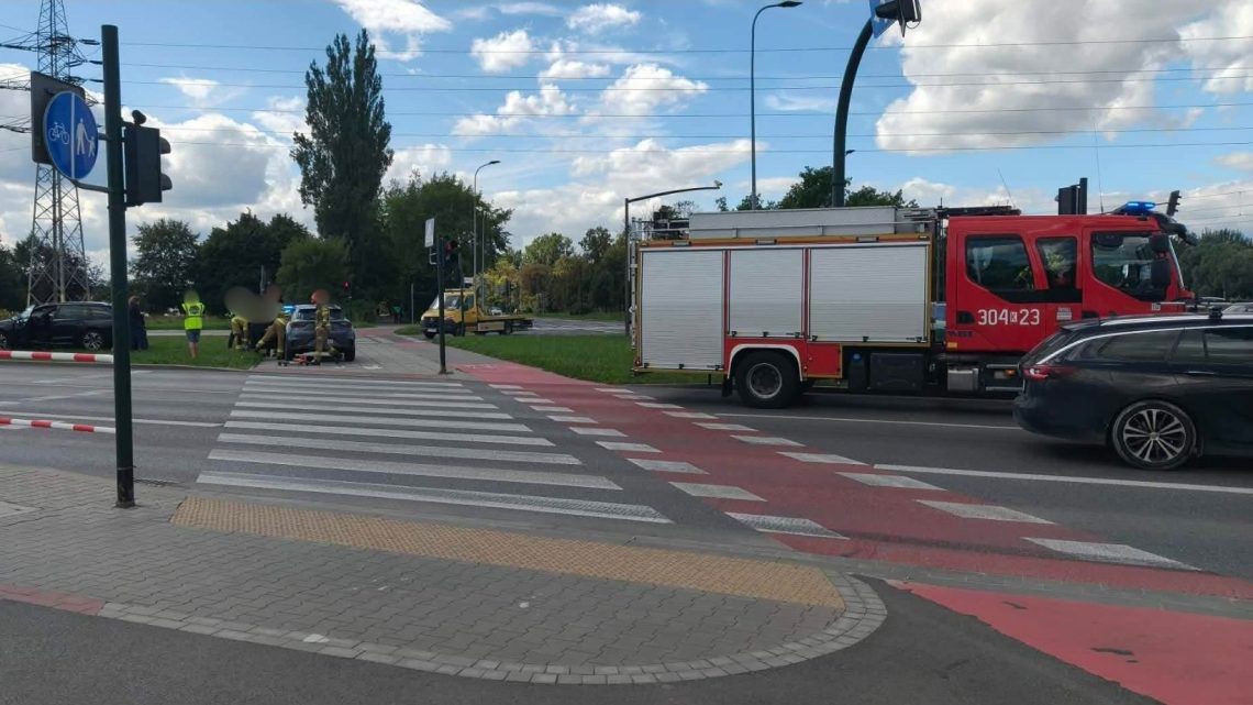 Zderzenie dwóch samochodów w Krakowie. Utrudnienia na skrzyżowaniu.