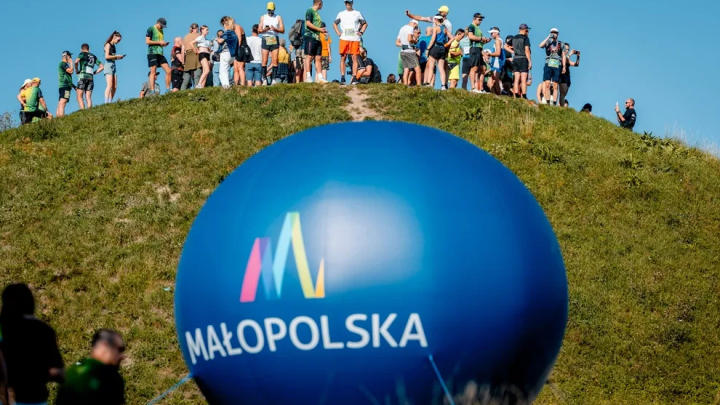 3500 biegaczy ruszy na trasę Biegu Trzech Kopców. Sportowe wyzwanie w sercu Krakowa.