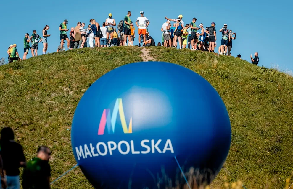 3500 biegaczy ruszy na trasę Biegu Trzech Kopców. Sportowe wyzwanie w sercu Krakowa.