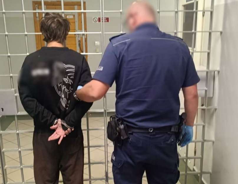 23-latek z 14 zarzutami. Miał grozić ochroniarzowi i zaatakować ratownika medycznego.