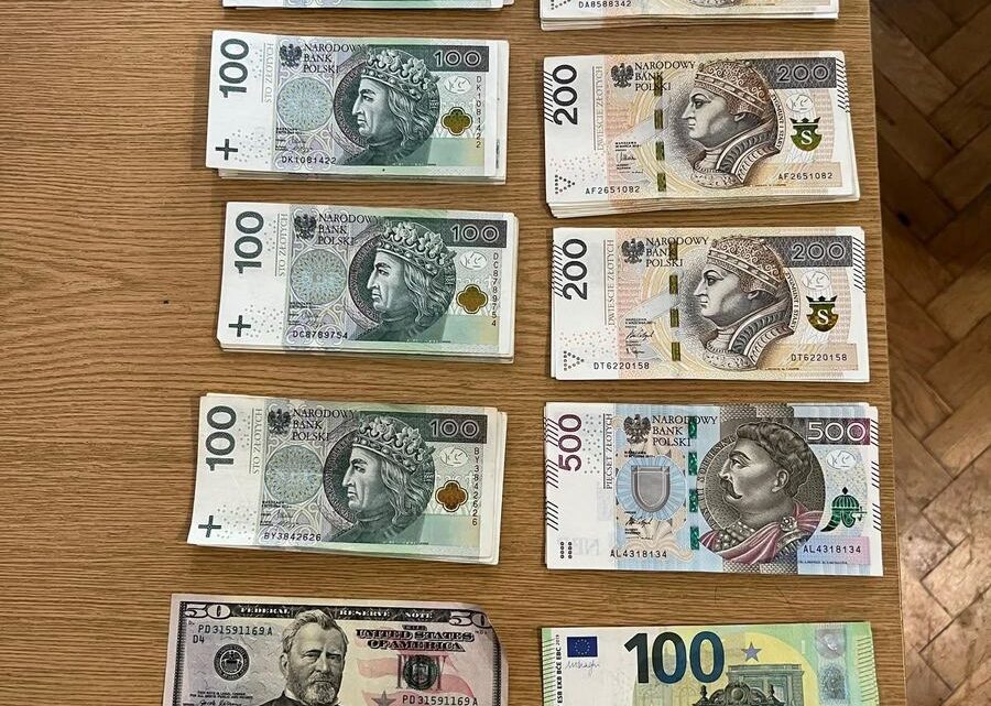 Oszuści „na chorobę” wyłudzają oszczędności seniorów. 82-latka odzyskała pieniądze.