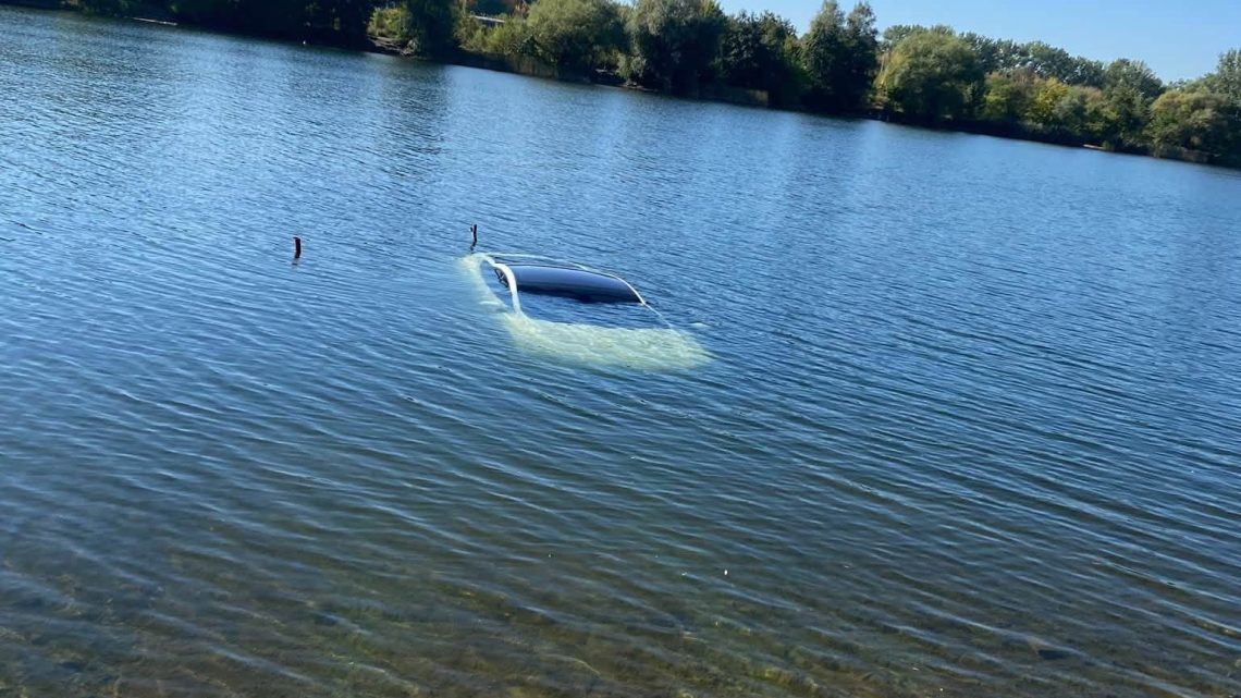 Samochód elektryczny zatopiony podczas wodowania łodzi. Na miejscu nurkowie.