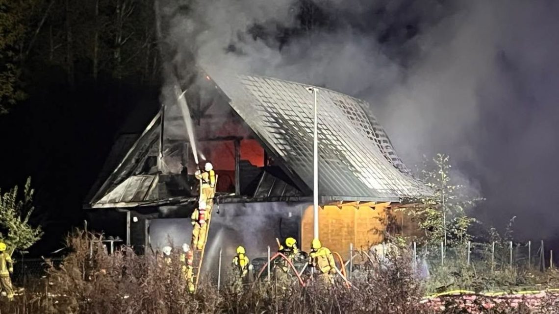 Pożar budynku w Poroninie. Na miejscu liczne zastępy straży pożarnej.