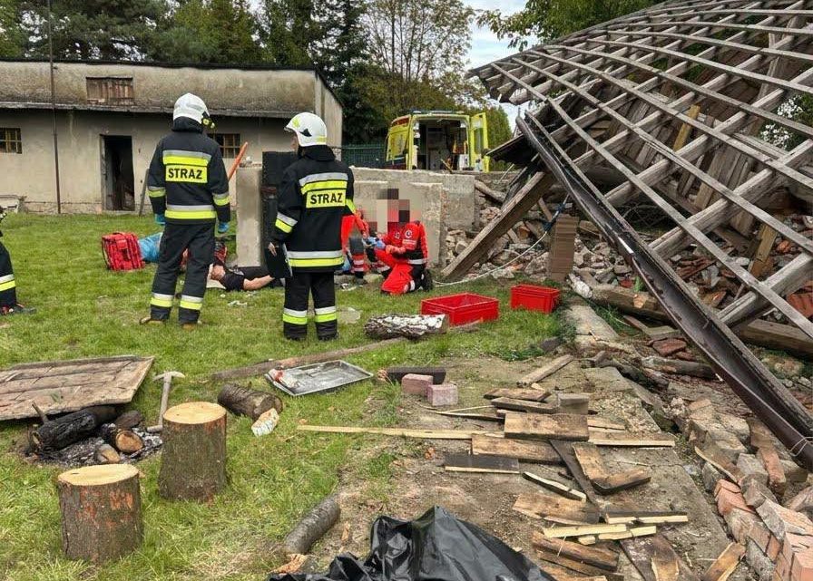 Wypadek podczas rozbiórki stodoły w Witkowicach. Mężczyzna potrzebował pomocy.