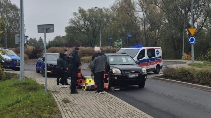 POTRĄCENIE ROWERZYSTKI W OŚWIĘCIMIU. KOBIETA TRAFIŁA DO SZPITALA.