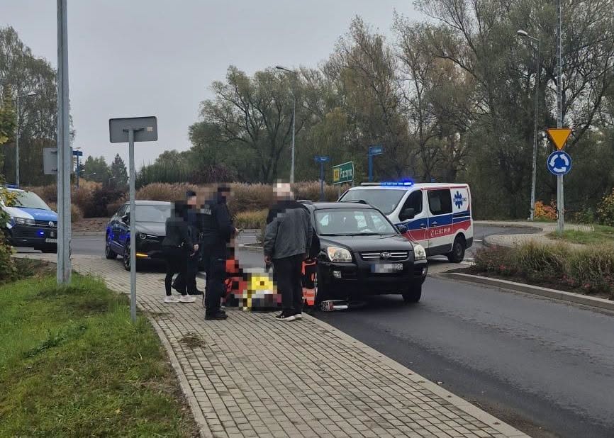 POTRĄCENIE ROWERZYSTKI W OŚWIĘCIMIU. KOBIETA TRAFIŁA DO SZPITALA.
