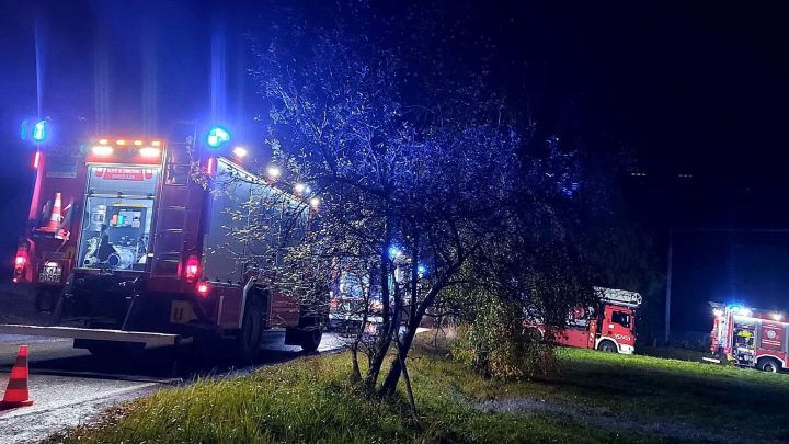Nocny pożar budynku mieszkalnego w Wieprzu. Na miejscu strażacy.