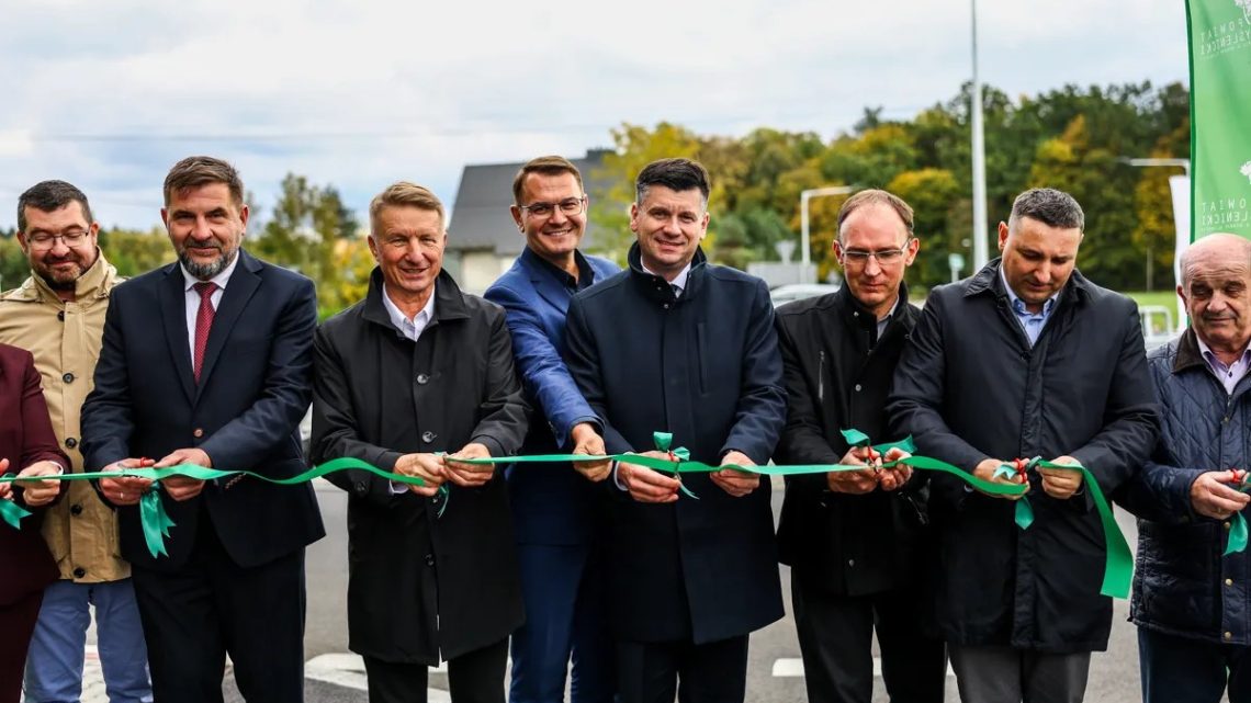 Nowe rondo w Osieczanach oficjalnie otwarte. Inwestycja kosztowała 9,2 mln zł.
