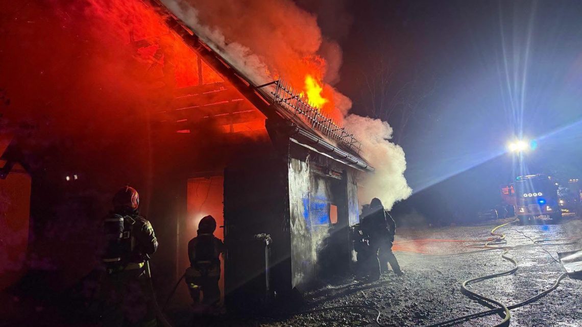 Nocny pożar garażu w Zakopanem. Na miejscu straż pożarna i policja.