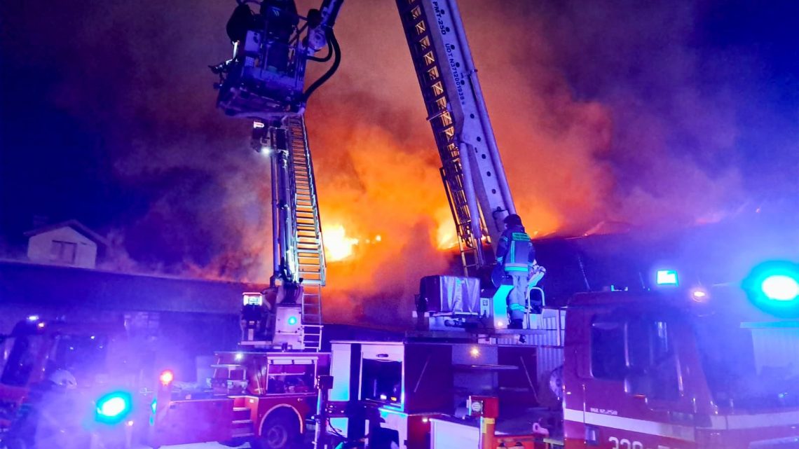 Groźny pożar stolarni w Kalwarii Zebrzydowskiej. Strażacy uratowali cztery sąsiednie budynki .
