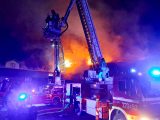 Groźny pożar stolarni w Kalwarii Zebrzydowskiej. Strażacy uratowali cztery sąsiednie budynki .
