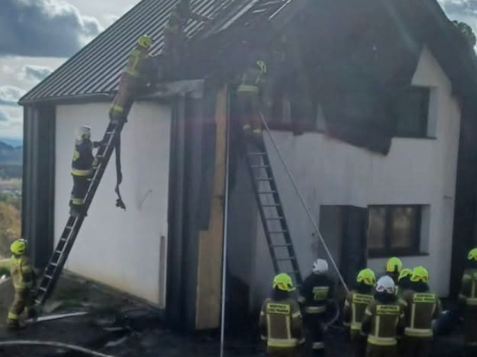 Pożar budynku mieszkalnego w Zubrzycy Górnej. Na miejscu liczne zastępy straży pożarnej.
