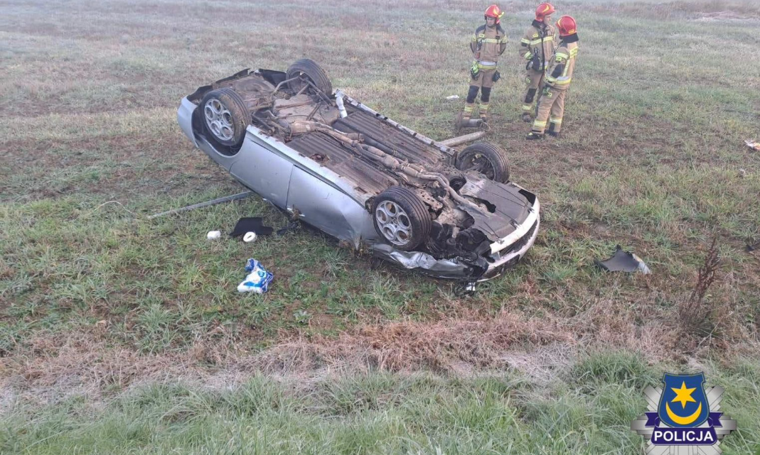 Rozbity samochód leżał na dachu. Policja szuka osób, które nim jechały.