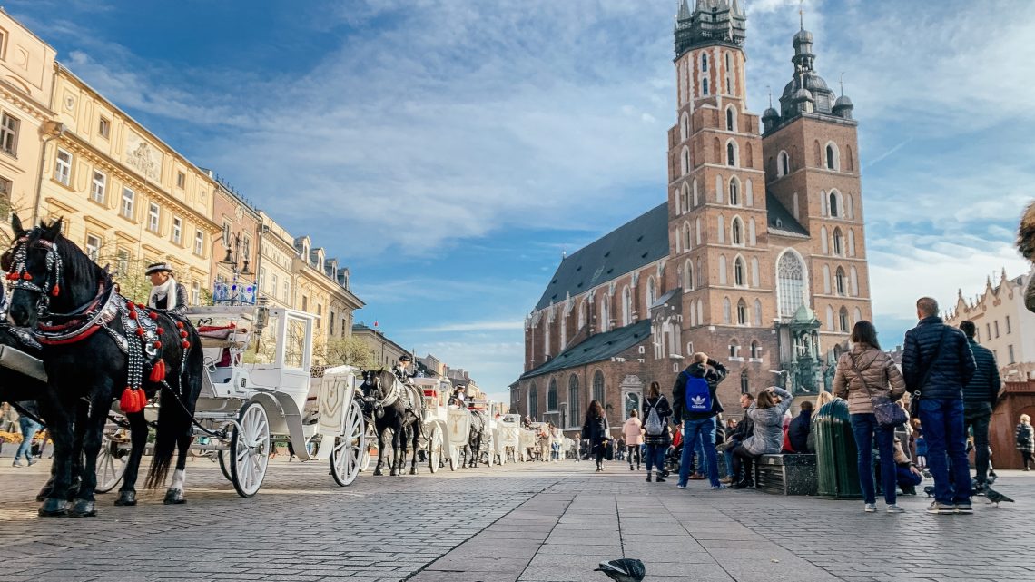 Łukasz Gibała otwiera „szafy” w urzędzie? Duże zmiany w krakowskim magistracie.